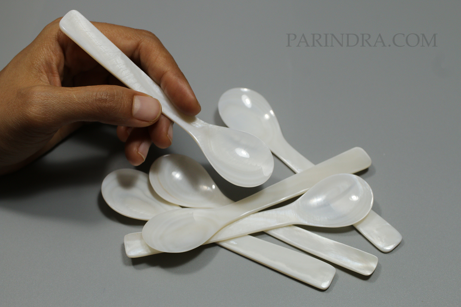 ช้อนเปลือกหอยแท้ ทำจากเปลือกหอยกาบ ขนาด 5 นิ้ว ใช้ตักเครื่องสำอาง หรือ อาหารอื่นๆ