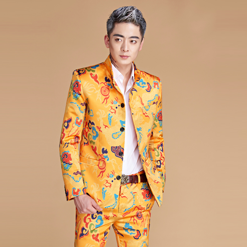 พร้อมเช่า ชุดสูทจีนชาย สีเหลืองทอง พิมพ์ลายกราฟฟิก สไตล์จีน *ไม่มีเสื้อกั๊ก*