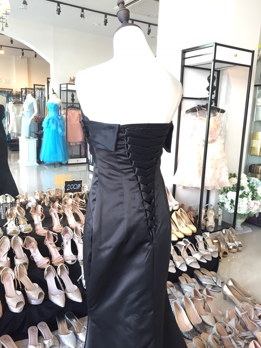 พร้อมเช่า ชุดราตรียาว แบบเกาะอก ทรงหางปลา สีดำ เรียบหรู แต่งผ้าแก้วช่วงอก กระโปรงผ้าซาติน ชายยาว