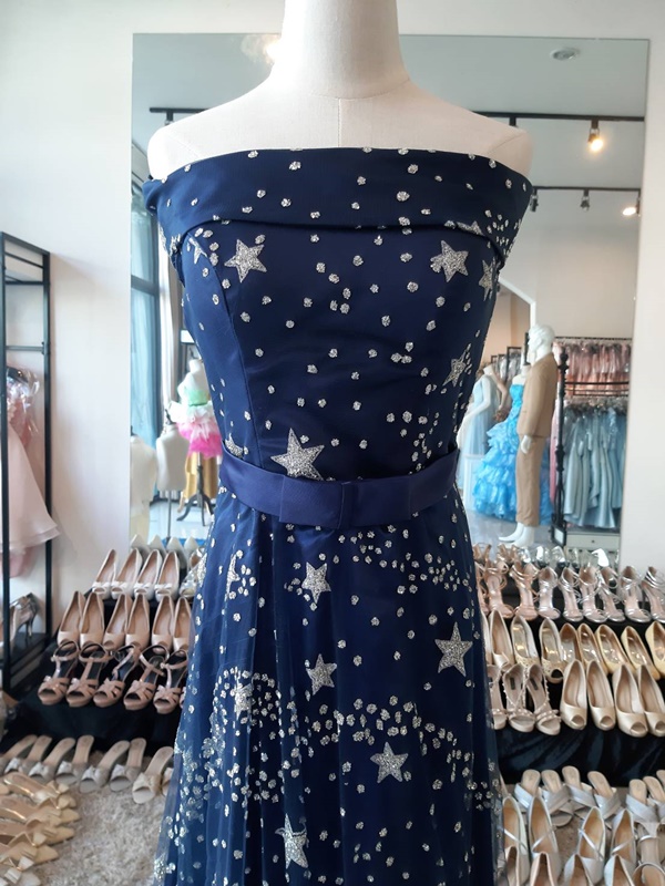 พร้อมเช่า ชุดราตรียาว แบบไหล่ปาด รูปดาว ฟรุ้งฟริ้งแนวเจ้าหญิง สีกรมท่า (เชือกผูกหลัง)