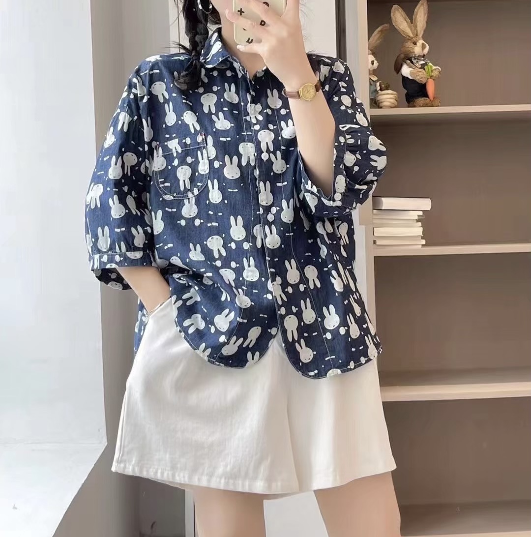เสื้อเชิ้ตยีนส์บางลายกระต่ายแต่งกระเป๋า