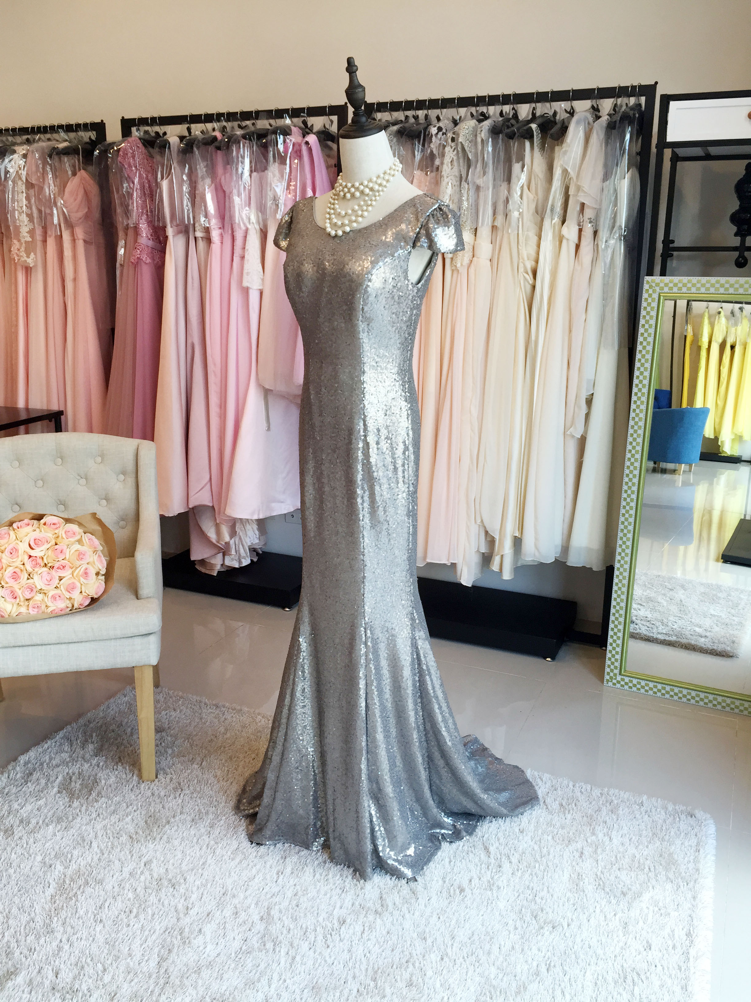 พร้อมส่ง ชุดราตรียาว แบบแขนสั้น ผ้าหลัง สีเทา เนื้อผ้าแต่งเลื่อมทั้งตัว ทรงหางปลา