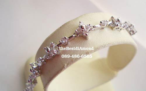 BC011RD===สร้อยข้อมือเพชร ดอกพิกุลแบบสลับ=== ดีไซน์น่ารักๆ เป็นรูปดอกพิกุล โดยวางดอกพิกุลแบบตรง สลับกับ เฉียง ดูลงตัว งานเหมือนจริงสุดๆ หรูหราพอสมควร