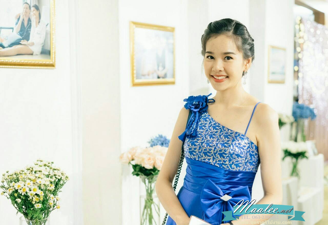 พร้อมเช่า ชุดราตรียาว ไหล่เฉียง สีน้ำเงิน ปักเลื่อมไล่สี จับจีบแต่งโบว์ช่วงเอว ประดับดอกไม้สวยหวานบนไหล่