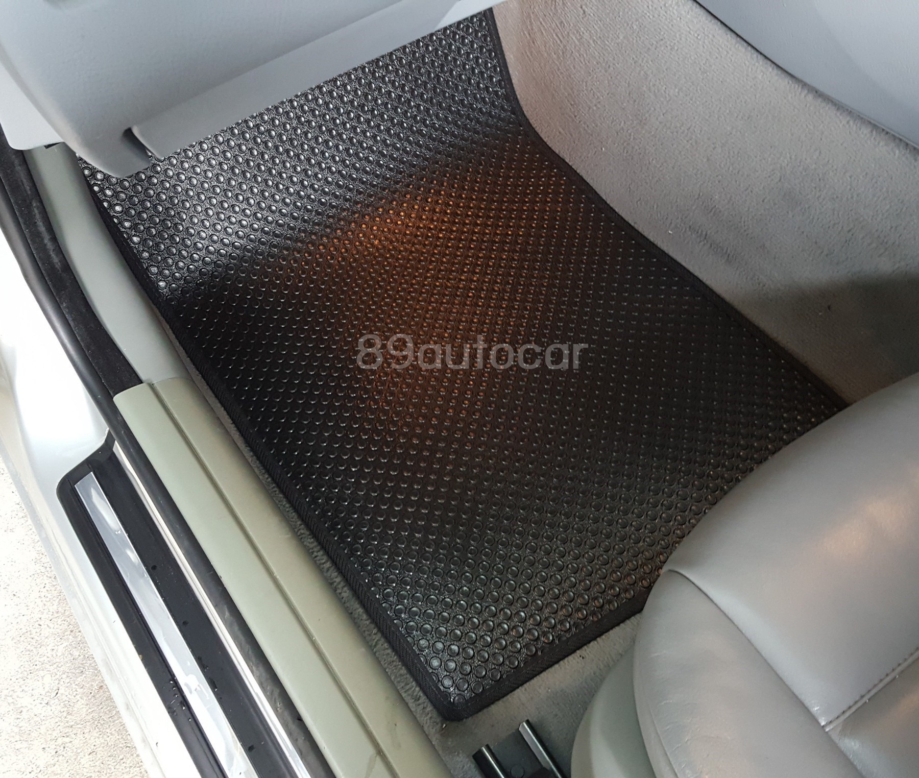 โรงงานผลิตพรมรถยนต์ BMW 323 E46 ปูกระดุมเล็ก สีดำ เข้ารูป