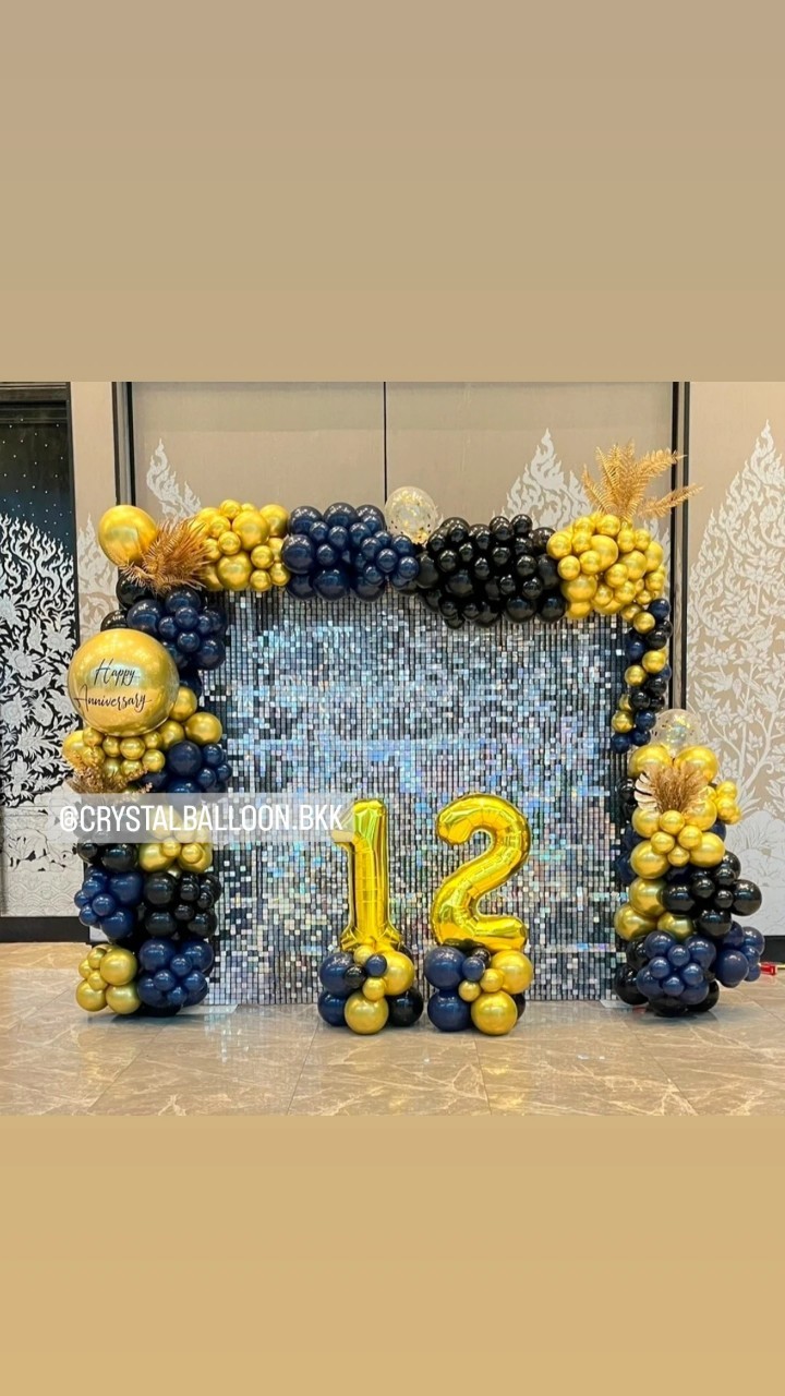 Organic Backdrop วันครบรอบ ฉากวิบวับ สีเงิน ขนาด 2.4x2.4 เมตร Theme สีดำ-ทองเข้มโครเมี่ยม พร้อม ฟอยล์ตัวเลข ขนาด 40" ตั้งฐาน 2 ชิ้น,ประดับใบไม้ทอง พร้อมตกแต่ง สามารถเปลี่ยนสีลูกโป่ง/เปลี่ยนข้อความ/เปลี่ยนสี-ฟอยล์ตกแต่งได้
