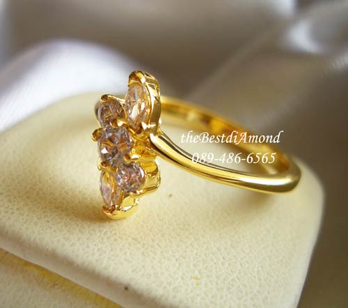 BR968+++แหวนเกยแบบเพชรผสม+++แหวนน่ารักๆอีกแบบ วางเพชรกลมผสมกับเพชร มาคี ได้กลมกลืน ก้านแหวนบางๆ ใส่แล้วนิ้วเรียวสวย