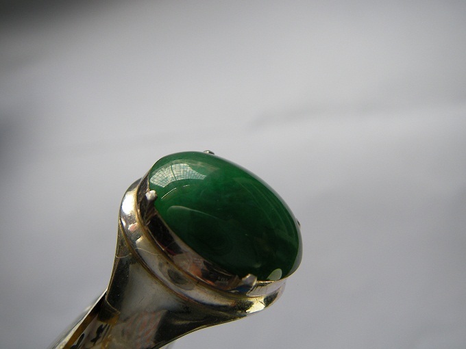 หยกพม่า jadeite หรือ jade เนื้อเทียนสีเขียวแปร สวย ๆ จริงๆ ๆ ๆ เม็ดงาม ขนาด 12.16x15.69x4.0 mm. นน. 6.25 ct. ราคาโทรถาม