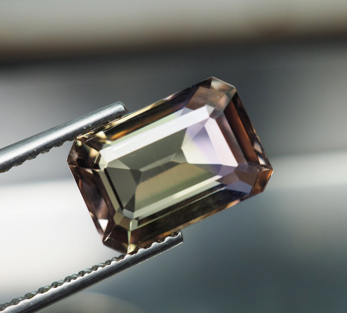 พลอยอะเมทรินสีม่วงเหลือง 3.05 กะรัต