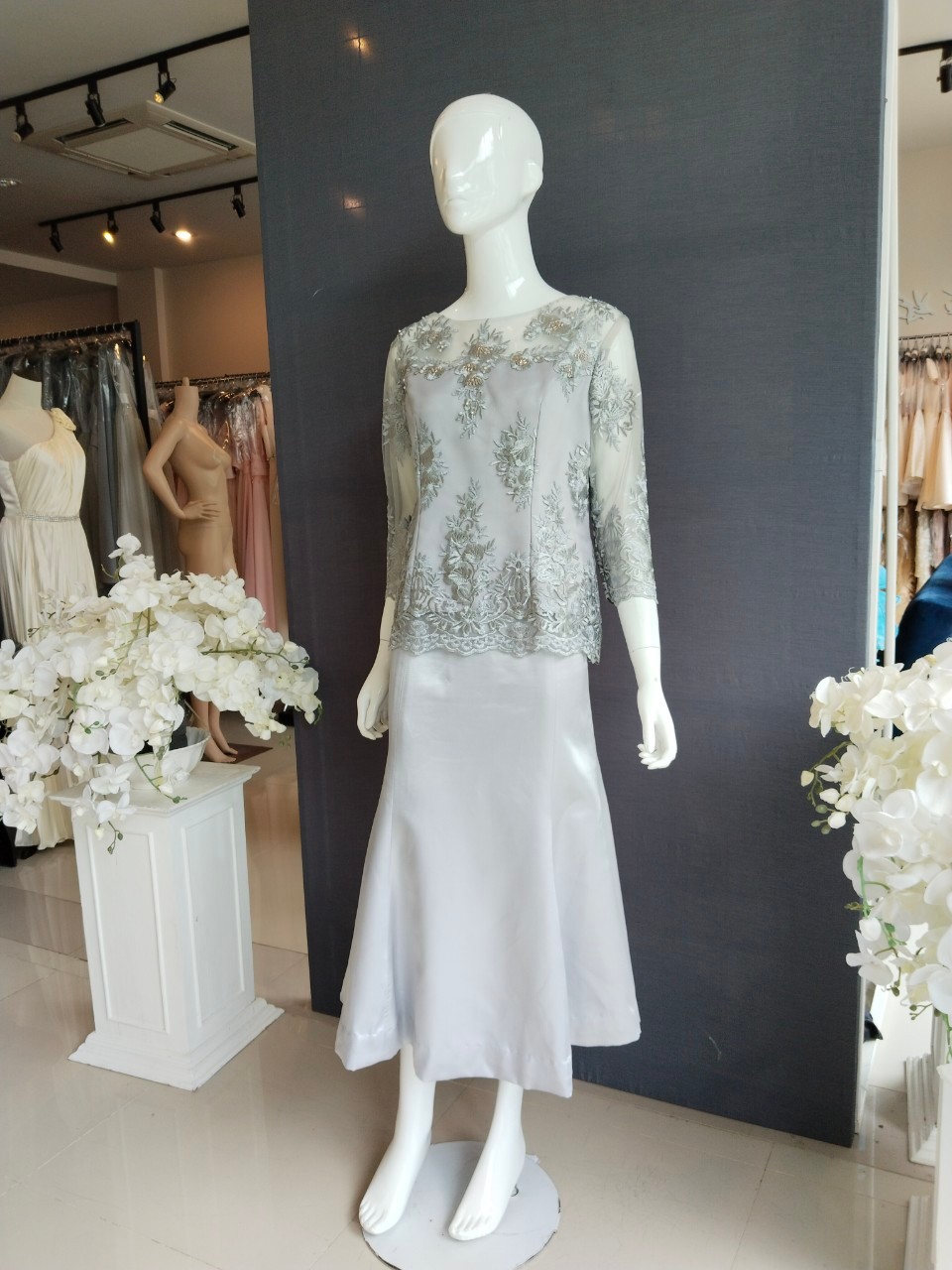 พร้อมเช่า ชุดลูกไม้ เสื้อลูกไม้ สีเทา แขนยาว กระโปรงทรงหางปลา