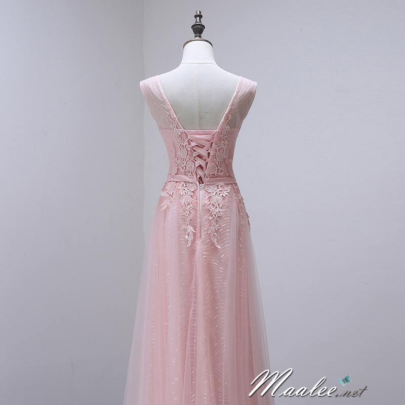 พร้อมเช่า ชุดราตรียาว แขนกุด สีชมพู แต่งลายลูกไม้ ผ้าตาข่าย ข้างในปักเลื่อมสวย