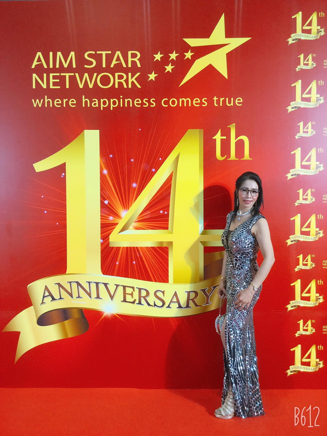 พร้อมเช่า ชุดราตรียาว ชุดออกงานกลางคืน งานพรอม แบบแขนกุด สีดำปักเลื่อมทั้งชุด หรูหรา Sexy แหวกหน้าขา โชว์หลัง