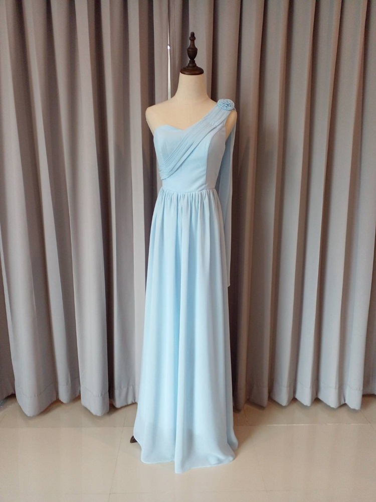 พร้อมเช่า ชุดราตรียาว สีฟ้า ชุดเพื่อนเจ้าสาว Blue-003D ไหล่เดียวผ้าชีฟอง อกจับจีบ เพิ่มดอกตรงไหล่ ทิ้งชายด้านหลัง