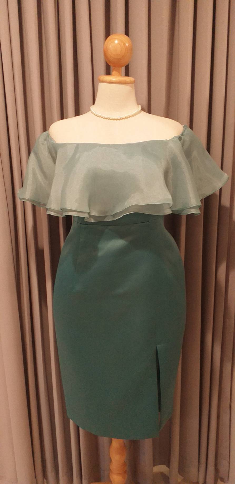 พร้อมเช่า ชุดราตรีสั้น สำหรับสาวอวบ ปาดไหล่ สีเขียว