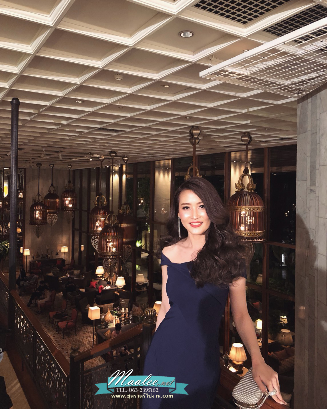 พร้อมเช่า ชุดราตรียาว แบบปาดไหล่ ทรงหางปลาแหวกหน้าขา สีกรมท่า เนื้อผ้ายืด