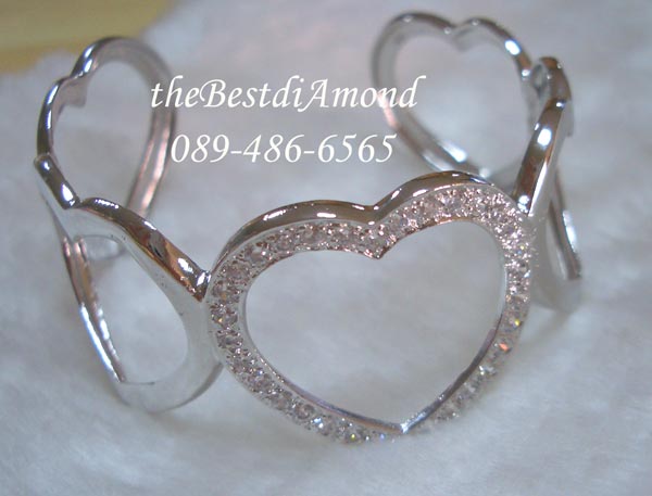 BL003RD กำไลหัวใจ 5 ห้อง ทันสมัย โฉบเฉี่ยว วัยรุ่นมาก ใส่ได้กับเสื้อผ้าเกือบทุกแบบเลย ตัวเรือนทำเป็นรูปหัวใจ 5 อัน โดยตรงกลางฝังเพชรดูโดดเด่น