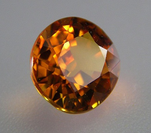 บุษราคัม(Yellow Sapphire)พลอยบางกะจะ เป็นพลอยที่ผ่านการเผาให้ความร้อยอย่างเดียว ไม่ใส่สารใดๆทั้งสิ้น ขนาด7.24x7.68x4.52 mm .นน.2.285 ct.