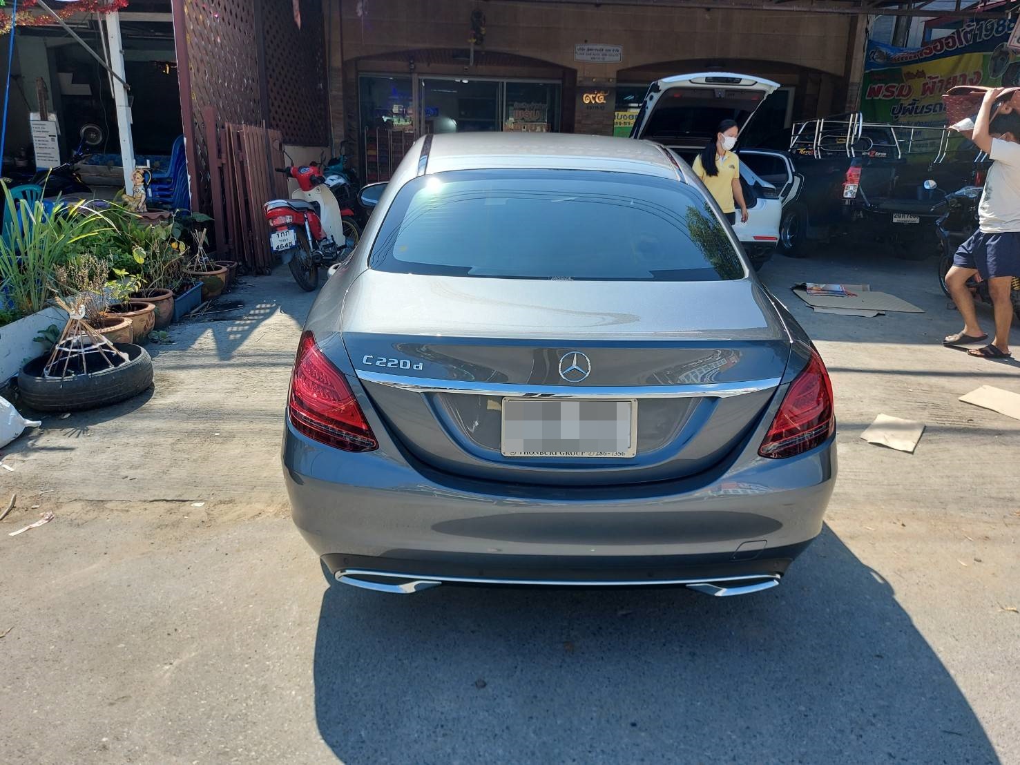 ขายพรมในรถยนต์ Benz C220d W205 ปูพรม7D สีแดงไวน์ +ท้าย + ไวนิลดักฝุ่นสีดำ เข้ารูป