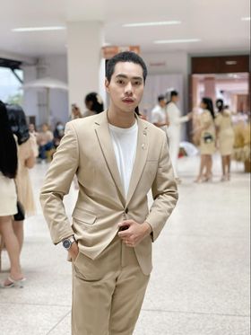 พร้อมเช่า สูทชาย สีกากี สไตล์เกาหลี พร้อมเสื้อกั๊ก