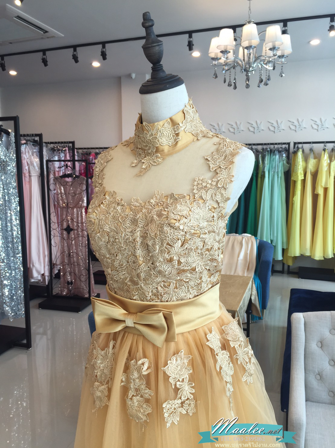 พร้อมส่ง ชุดราตรีสั้น หุ้มคอทรงคอจีน แขนกุด แต่งลูกไม้กระโปรงตาข่ายนิ่ม พองนิดๆ เพิ่มโบว์ช่วงเอว สวยหรู สีทอง (ซิปหลัง)