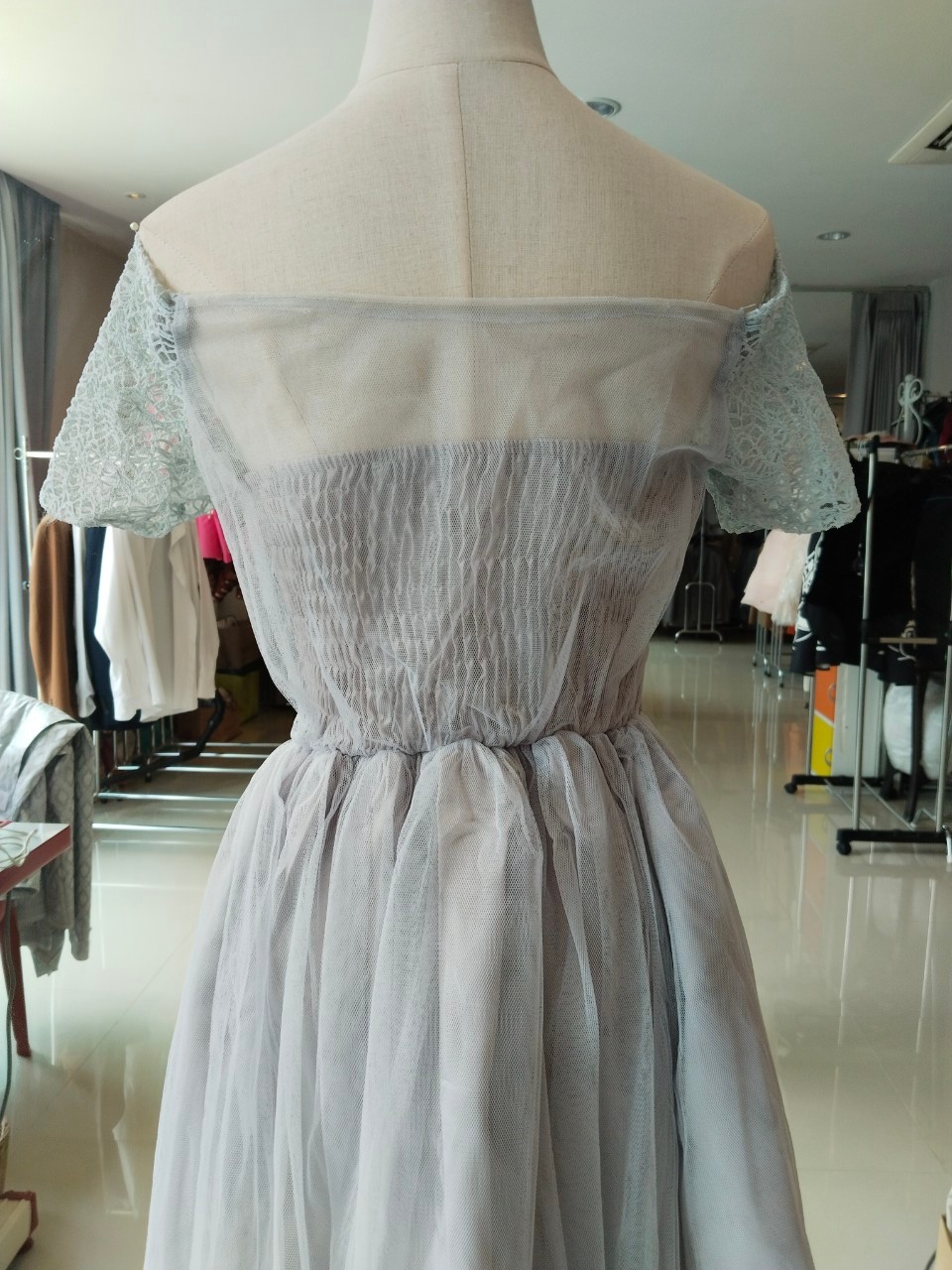 พร้อมส่ง ชุดราตรีสั้น ปาดไหล่ลูกไม้ กระโปรงตาข่าย สีเทา(จับสม๊อกด้านหลัง)