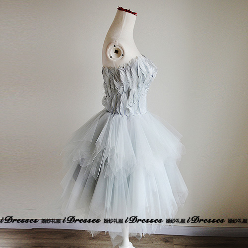 พร้อมเช่า ชุดแฟนซี ชุดราตรีสั้น สีเทา เกาะอก ขนนก กระโปรงระบายเป็นชั้น ๆ เชือกผูกหลัง