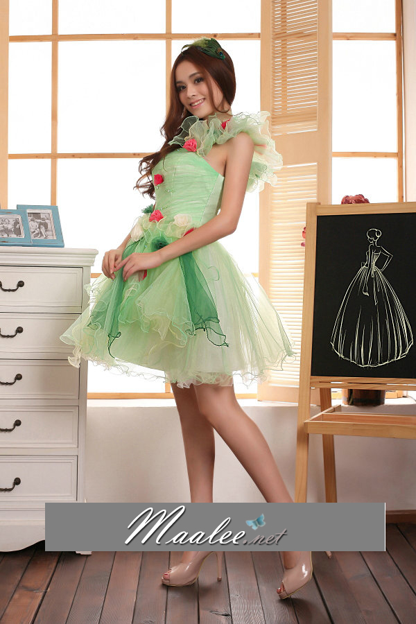 พร้อมเช่า ชุดแฟนซี ชุดราตรีสั้น ไหล่เดียว สีเขียว/เหลือง แต่งดอกไม้หลากสี ชายหยัก ฟูสวย