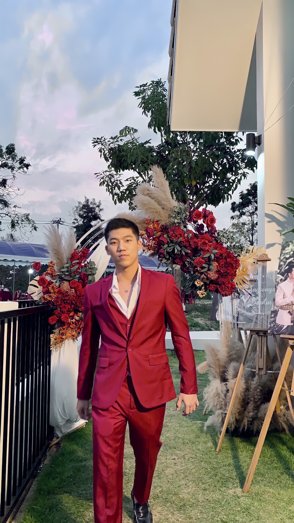 พร้อมเช่า ชุดสูทชาย สีไวน์แดง เข้ารูป พร้อมเสื้อกั๊ก