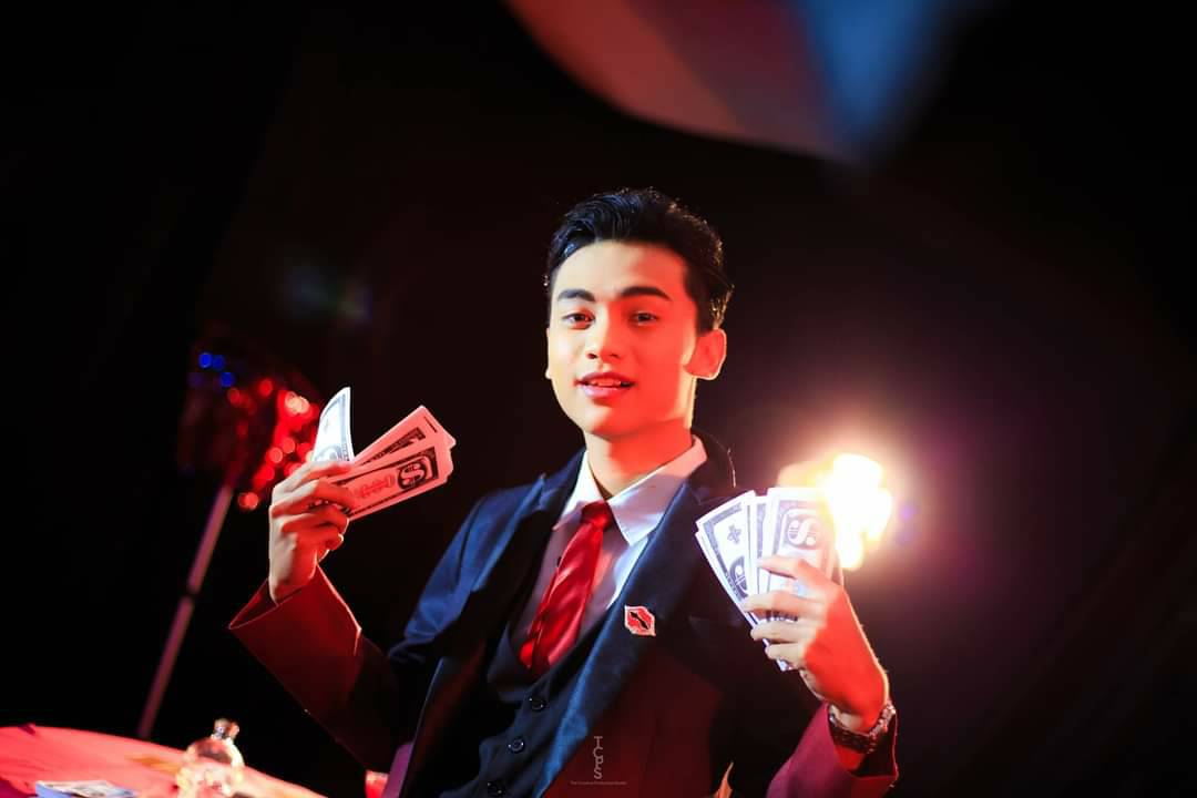 พร้อมเช่า สูทแฟนซี สูท Long Tail สากลแนววินเทจ ไล่เฉดสีโทนแดงดำ