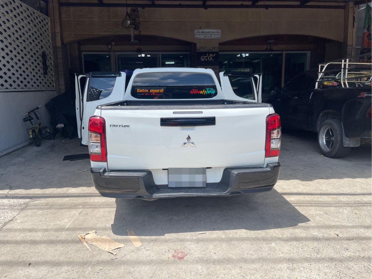 พรมรถยนต์ Mitsubishi Triton Cab 2017 พรมVVIP ด้ายคู่ สีดำด้ายแดง