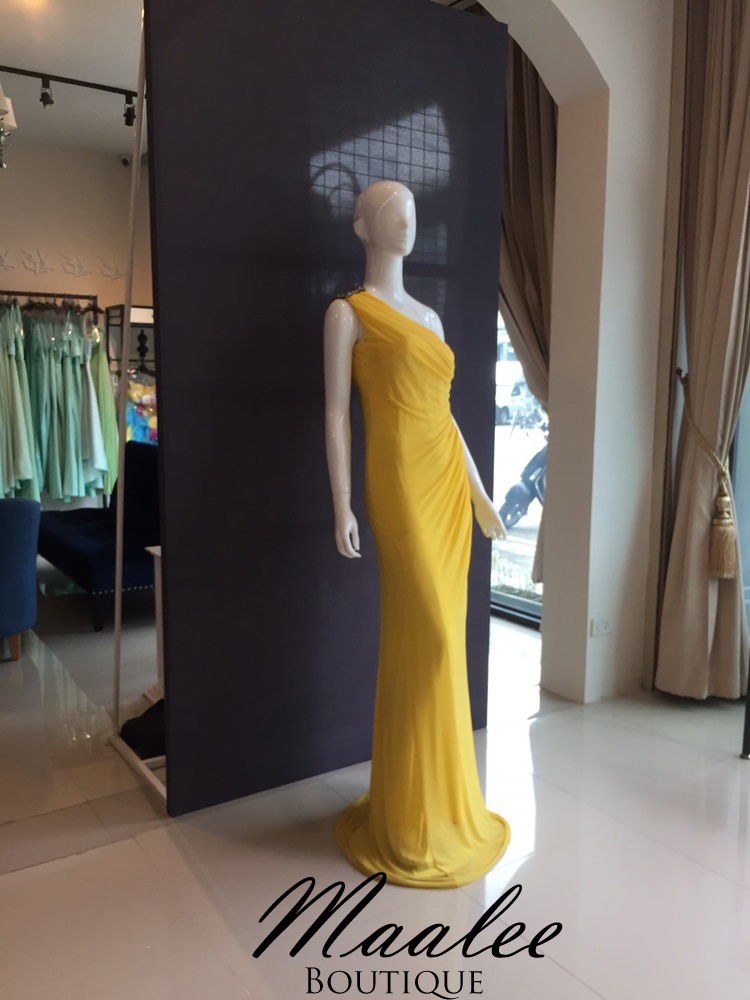 พร้อมเช่า ชุดราตรียาว ไหล่เฉียง สีเหลือง เข้ารูปทรงหางปลา