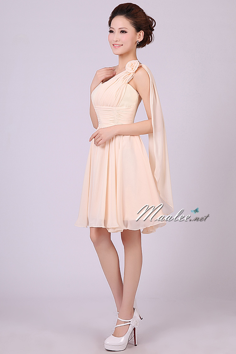 พร้อมส่ง ชุดราตรีสั้น เกาะอก ไหล่เดียว สีครีมไข่ คาดผ้าจับเดรป ทิ้งชายด้านหลัง