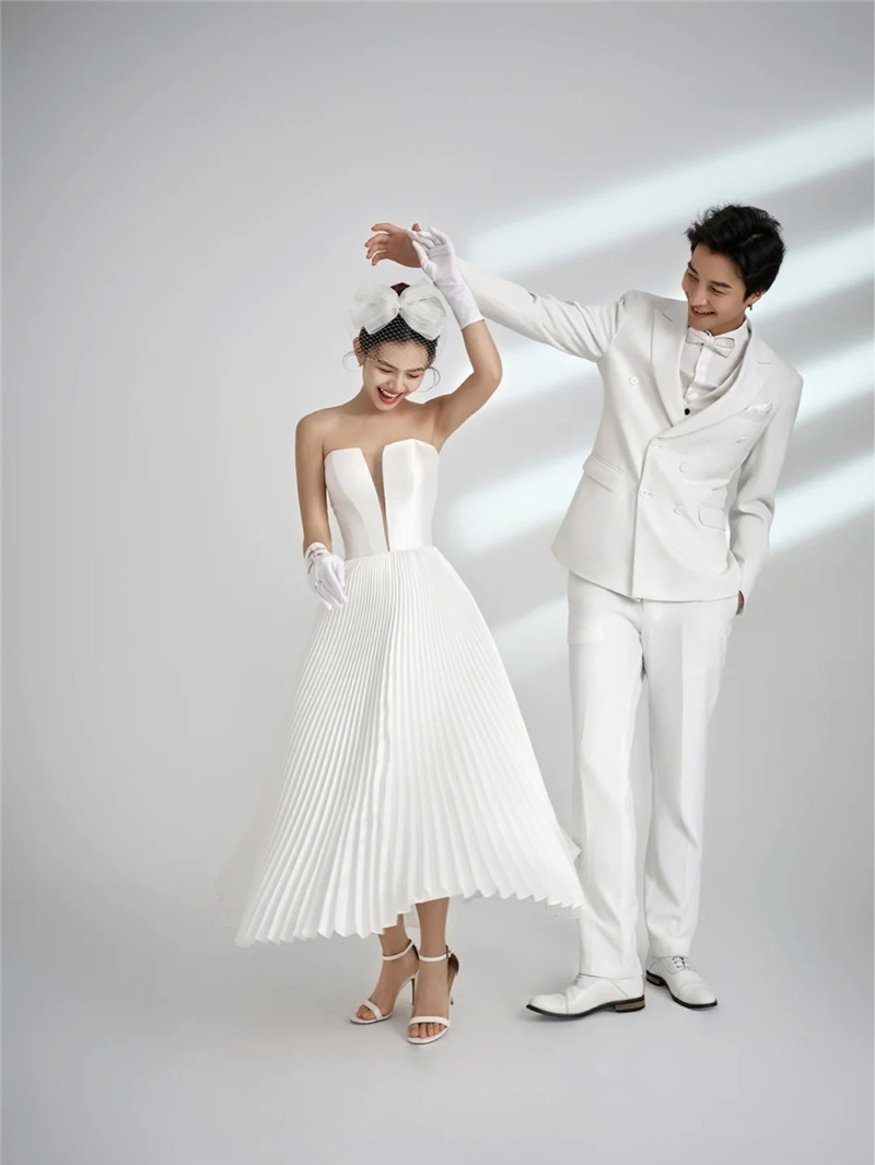 พร้อมเช่า ชุดสูทชาย สีขาว กระดุม 2 แถว