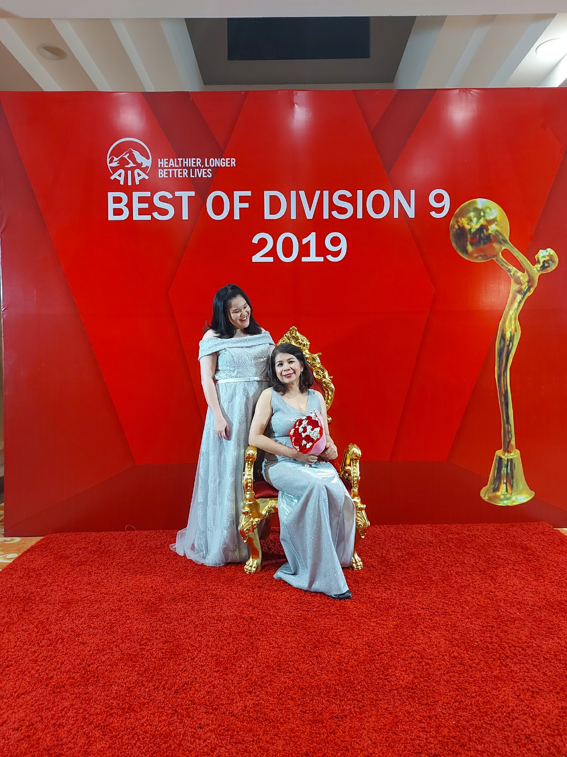 พร้อมเช่า ชุดราตรียาว สำหรับสาวไซส์ใหญ่ แบบปาดไหล่ สีเทา ลูกไม้หรูใส่ออกงานกลางคืน งานพรอม กระโปรงตาข่าย 2XL- 6XL (เชือกผูกหลัง)