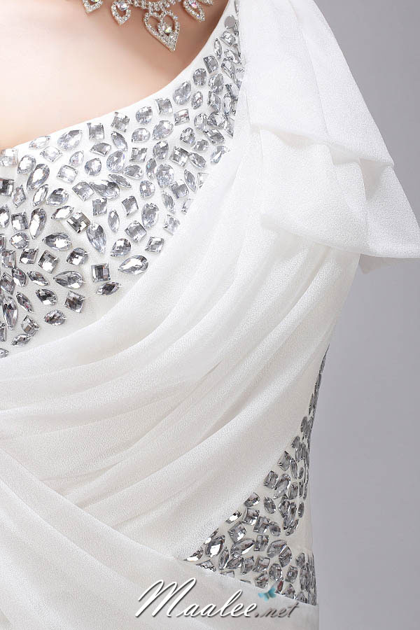 พร้อมเช่า ชุดราตรีสั้น สีขาว เข้ารูป ไหล่เดียว ปักเลื่อมตัว V แต่งระบายไหล่