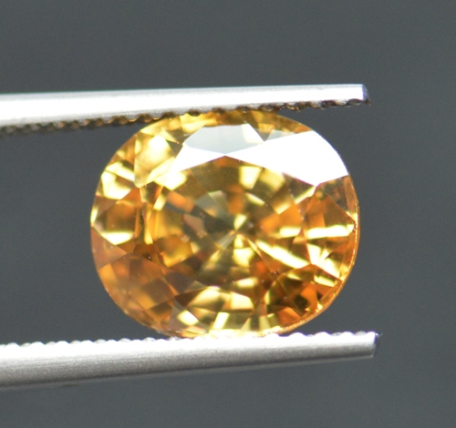 เพทายสีเหลือง (Zircon) 3.68 กะรัตสวยมาก (0367)