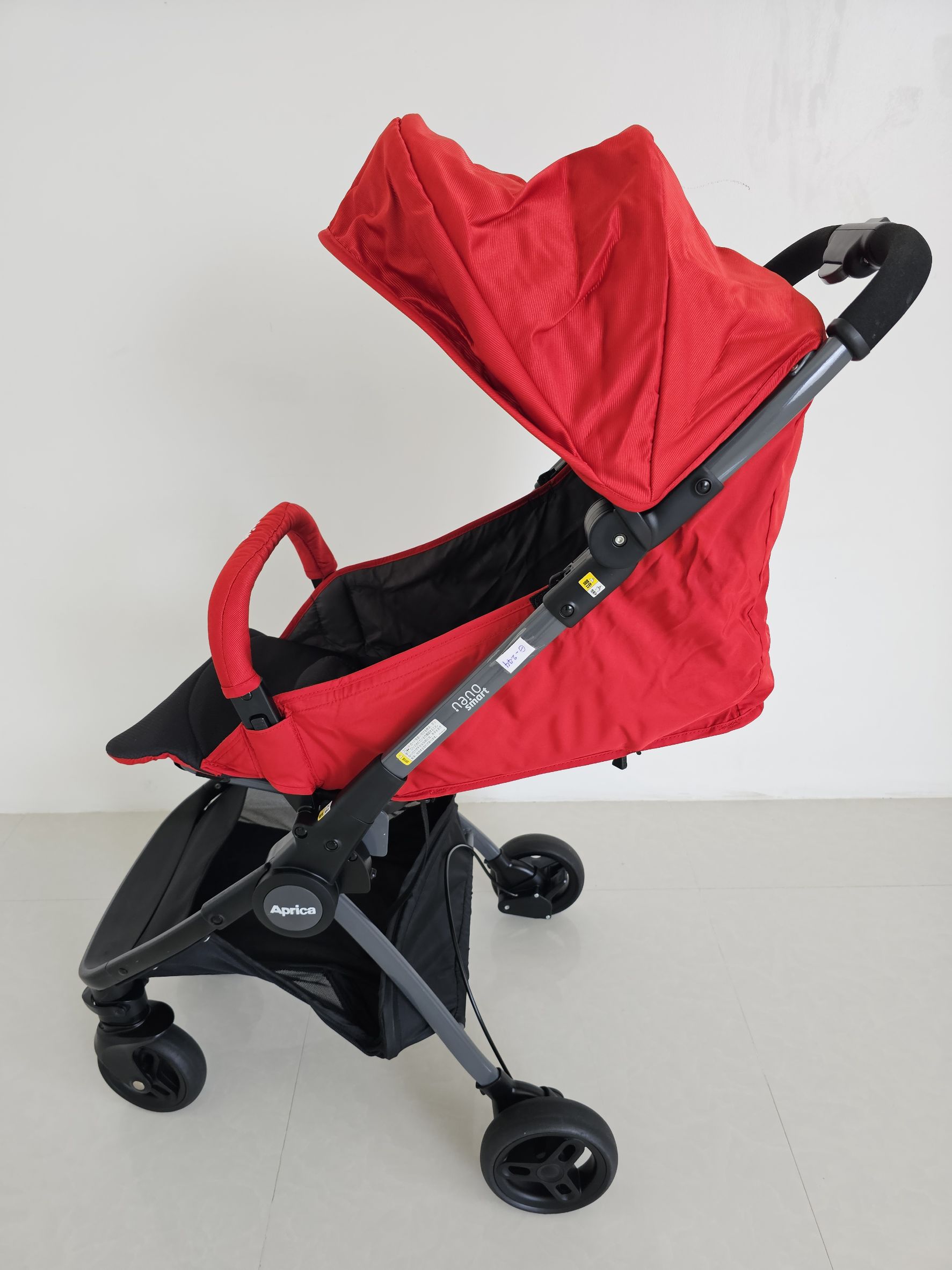 รถเข็น Aprica รุ่น nano smart สีแดง พับเก็บเล็ก มีถุงใส่ หิ้วขึ้นเครื่องได้เลย