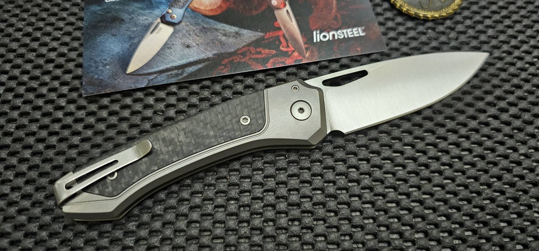 LionSTEEL Twain Button Lock CF Gray