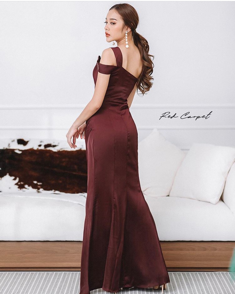 พร้อมเช่า ชุดราตรียาว ชุดเดรส ไหล่เดียวยอดฮิต จับเดรปหน้า สีแดงเบอร์กันดี สีไวน์แดง