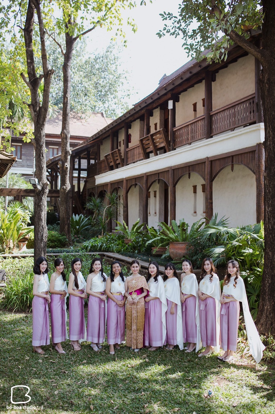 เช่า ชุดไทย ชุดเพื่อนเจ้าสาว ชุดไทยผ้าถุงสีม่วง สไบเรียบสีงาช้าง