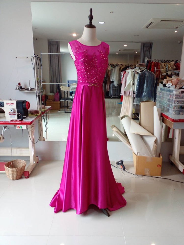 พร้อมส่ง ชุดราตรียาว สีชมพู Hot Pink ปักลูกไม้แต่งเลื่อม ด้านหลังเป็นแบบซีทรู กระโปรงผ้าซาติน ชายยาว