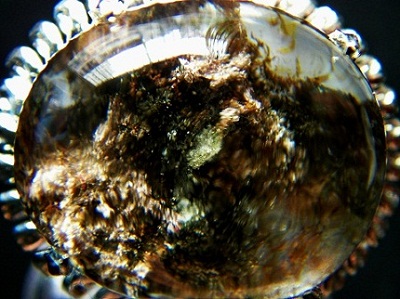 QU0038 แก้วปวกวรรณสาม อันประกอบพร้อมสามวรรณะ คือ ปวกเขียว ปวกทอง และปวกแดง(ปวกครั่ง)ขนาดแก้ว 16.81x20.43x11.47 มม. น้ำหนัก 27.91 ct. ขนาดแหวน 53