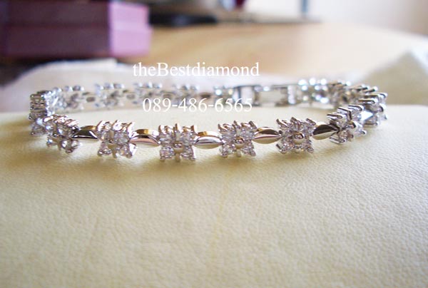 BC007RD==สร้อยข้อมือเพชรรูปดอกพิกุลรอบวง== ดีไซน์น่ารักๆ เป็นรูปดอกไม้ คั่นด้วยทองที่ออกแบบเป็นปล้องๆ ดูลงตัว งานเหมือนจริงสุดๆ หรูหราพอสมควร