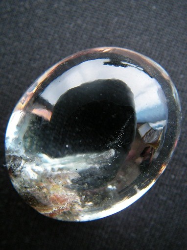 QU0011 QUARTZ แก้วปวก แซมด้วยแท่งแร่แทงชี้ขึ้นกลางเม็ด ขึ้นปกคลุมด้วยปุยแก้วขนเหล็กในเนื้อแก้ว ขนาดแก้ว 21.40 x 25.92 x 13.00 mm. นน. 50.68 ct