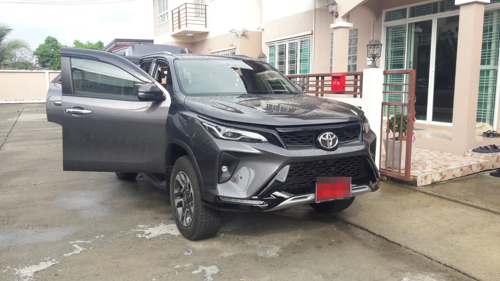 พรมไวนิลดักฝุ่น toyota fortuner 2023 สีครีมขอบครีม เต็มคัน