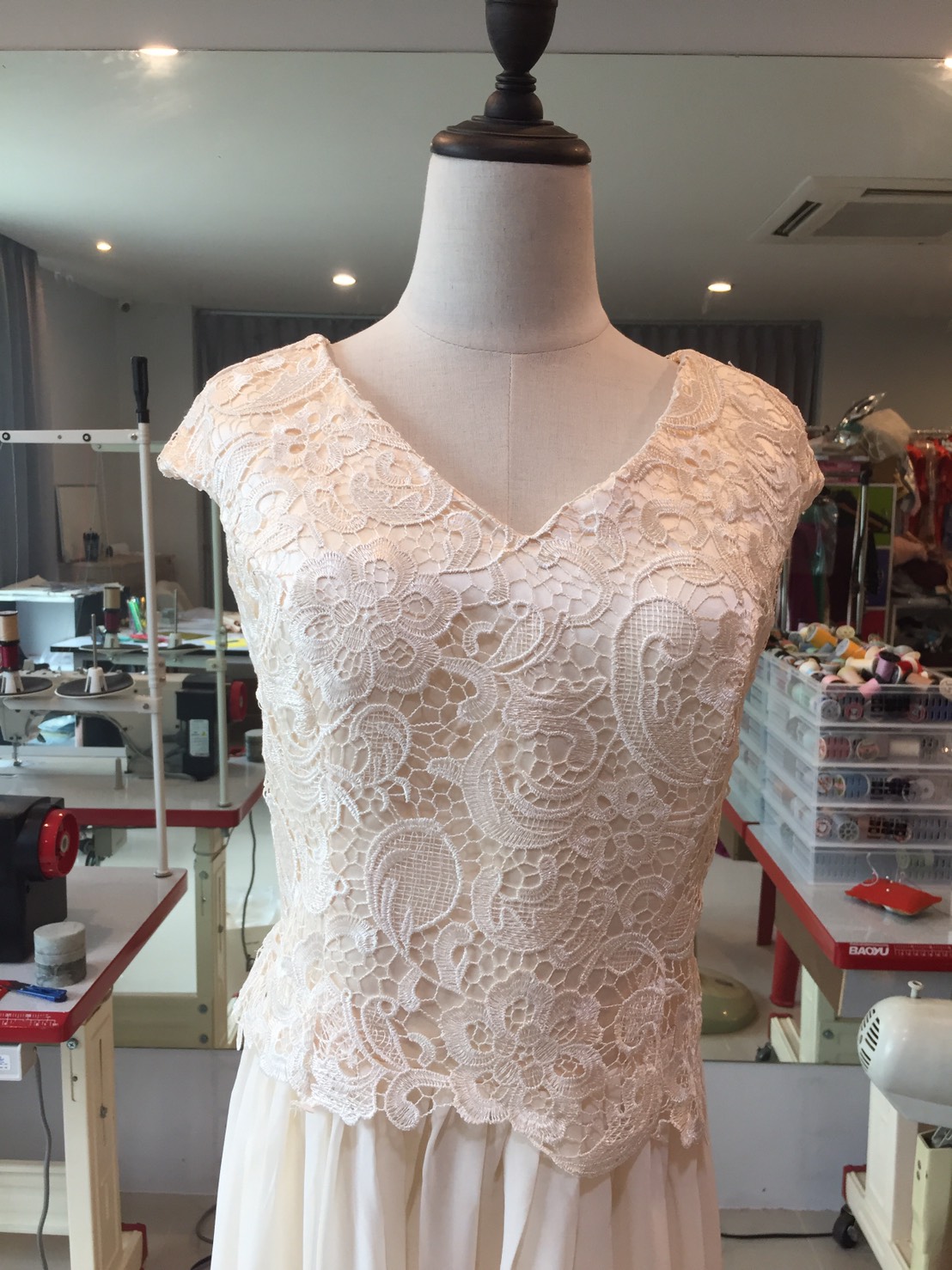 พร้อมส่ง ชุดราตรียาว สีครีม Champagne แต่งลูกไม้ฉลุ กระโปรงผ้าชีฟองพลิ้วสวย