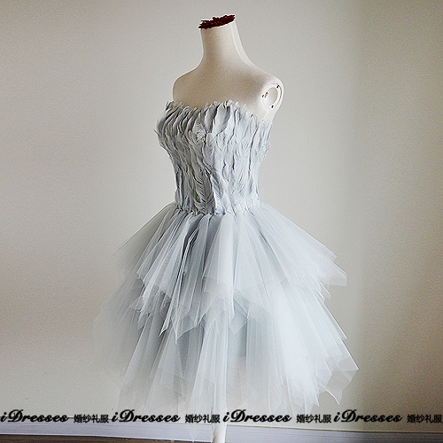 พร้อมเช่า ชุดแฟนซี ชุดราตรีสั้น สีเทา เกาะอก ขนนก กระโปรงระบายเป็นชั้น ๆ เชือกผูกหลัง