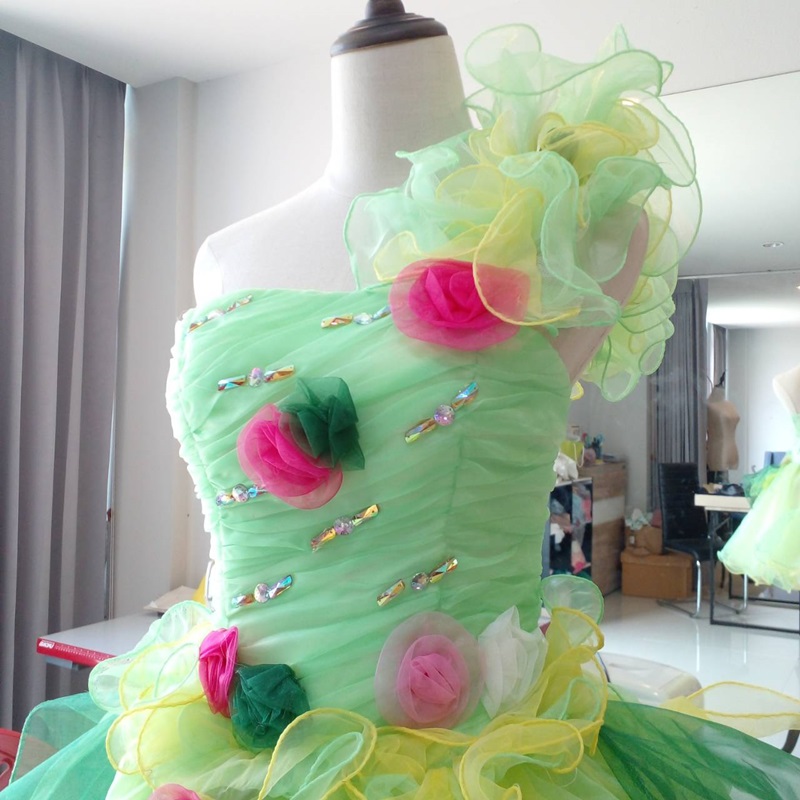 พร้อมเช่า ชุดแฟนซี ชุดราตรีสั้น ไหล่เดียว สีเขียว/เหลือง แต่งดอกไม้หลากสี ชายหยัก ฟูสวย