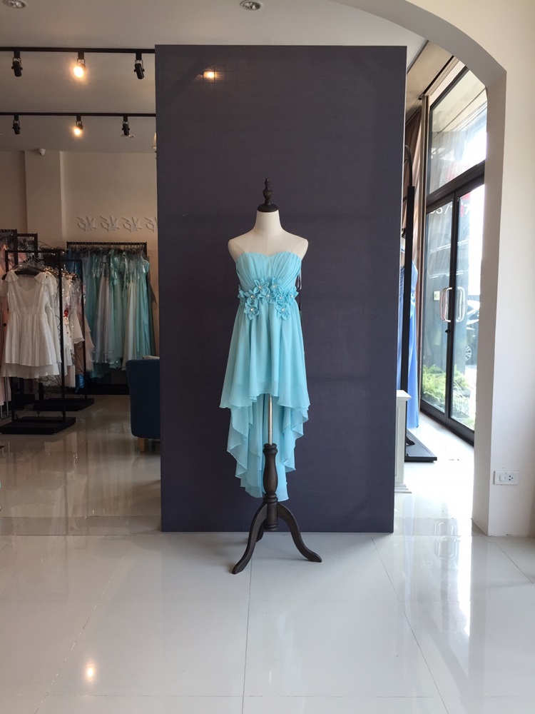 พร้อมเช่า ชุดราตรีสั้น เกาะอก หน้าสั้นหลังยาว แต่งดอกเพิ่มคริสตัล สีฟ้า