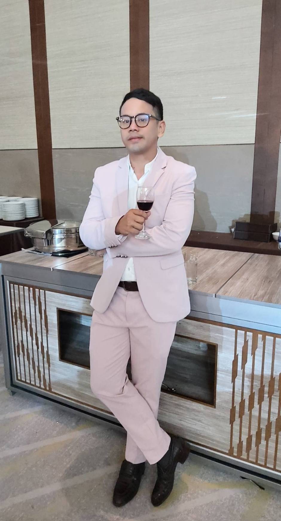 พร้อมเช่า ชุดสูทชาย สีชมพูพาสเทล Pastel Pink ทรงเข้ารูป สไตล์เกาหลี (ไม่มีเสื้อกั๊ก)